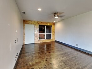 2307 Cardinal Ln in Garland, TX - Foto de edificio - Building Photo