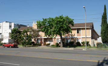 Woodley Gardens in Van Nuys, CA - Building Photo - Building Photo