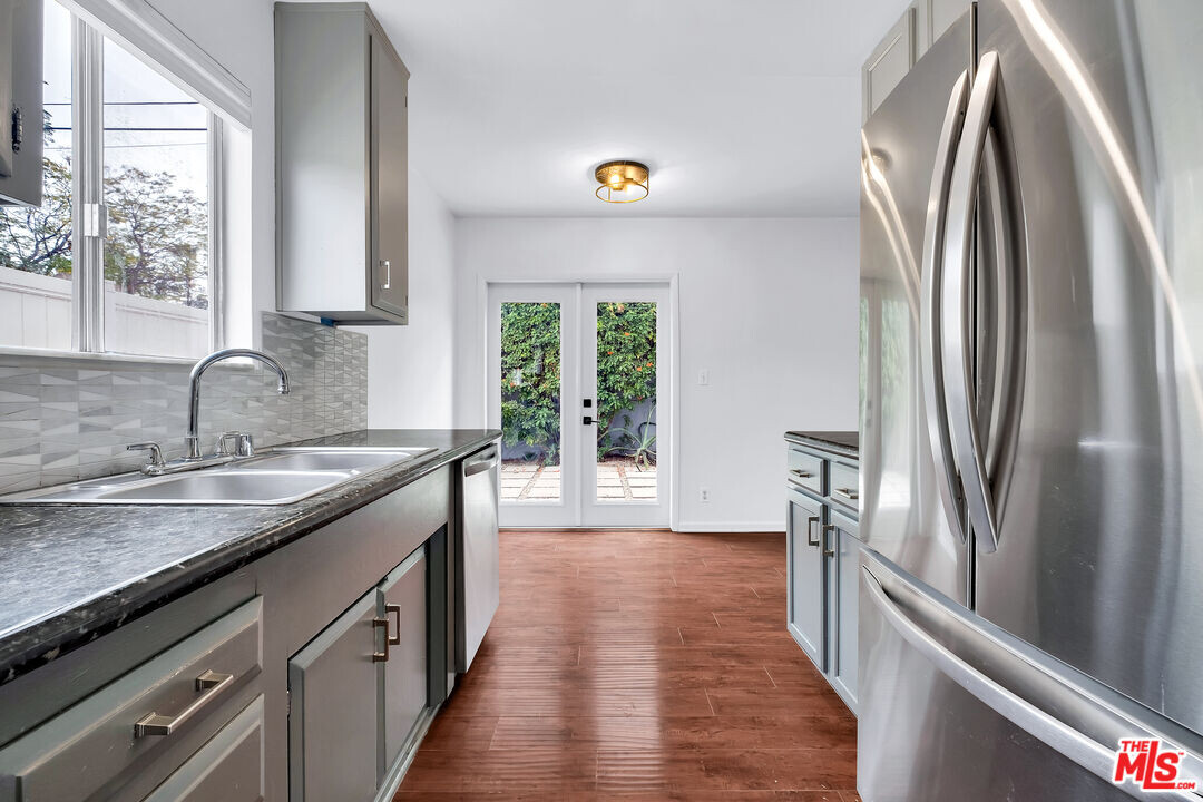 5529 Cartwright Ave in Los Angeles, CA - Building Photo