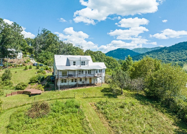 179 Goldfinch Ln in Clyde, NC - Building Photo - Building Photo