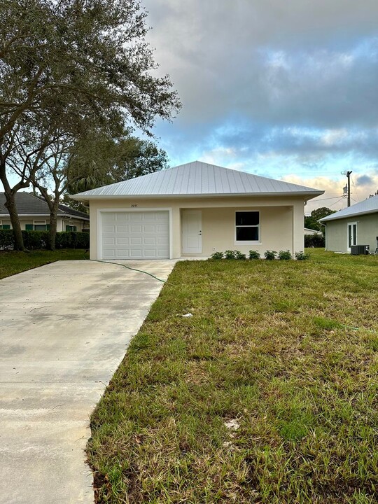 2055 35th Ave in Vero Beach, FL - Building Photo