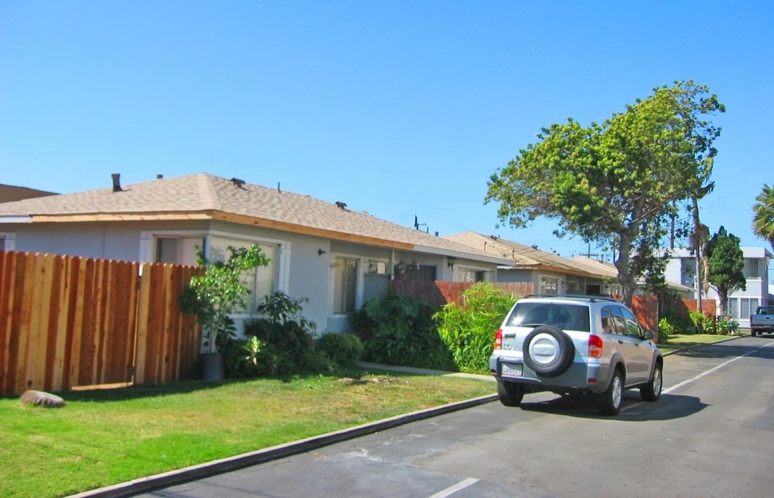 1933 Wallace Ave in Costa Mesa, CA - Building Photo