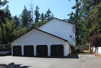 Colonial Square Apartments in Kent, WA - Building Photo - Building Photo