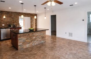 471 NE 162nd St in Miami, FL - Building Photo