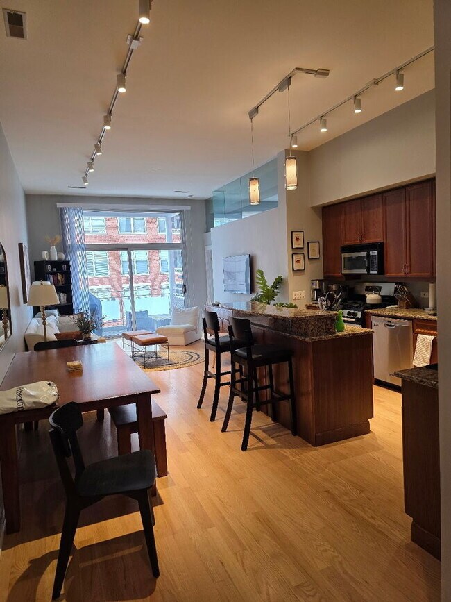 949 W Madison St, Unit 307 in Chicago, IL - Building Photo - Building Photo