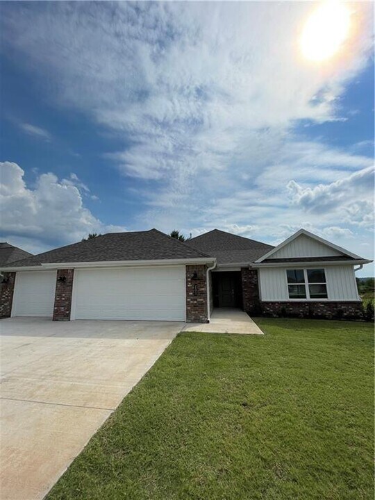 201 Pennington Ave in Prairie Grove, AR - Building Photo