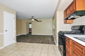 6851 Parc Charlene Dr in Florissant, MO - Building Photo - Building Photo