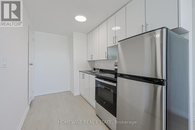 2204 Dufferin St in Toronto, ON - Building Photo - Building Photo