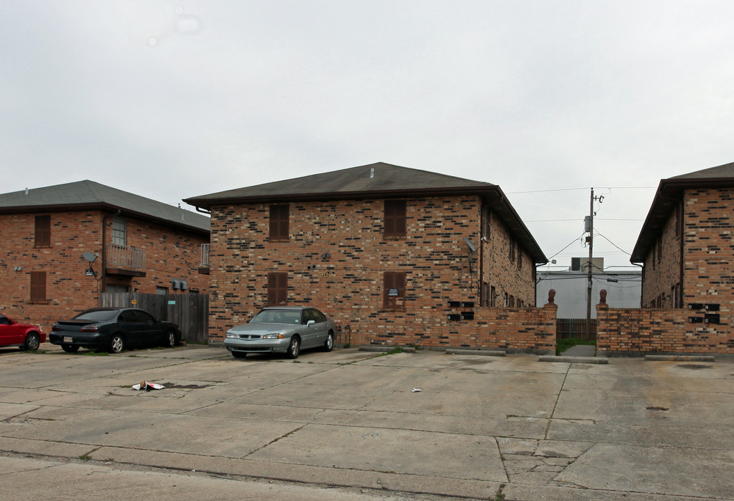 909-911 Dimarco Dr in Marrero, LA - Building Photo