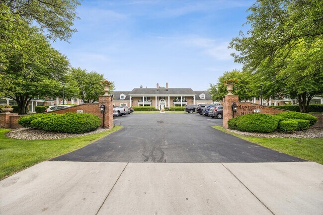 4243 W Bancroft St, Unit 204W in Ottawa Hills, OH - Building Photo - Building Photo