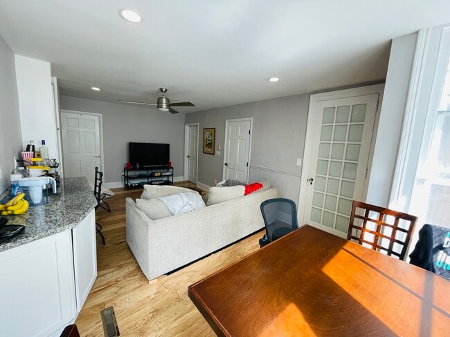 27 Oak St, Unit Full House in Binghamton, NY - Foto de edificio - Building Photo