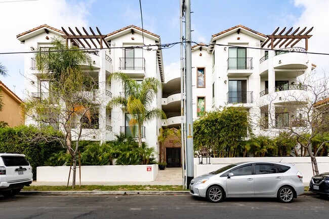 5247-5253 Vantage Ave in Valley Village, CA - Foto de edificio - Building Photo