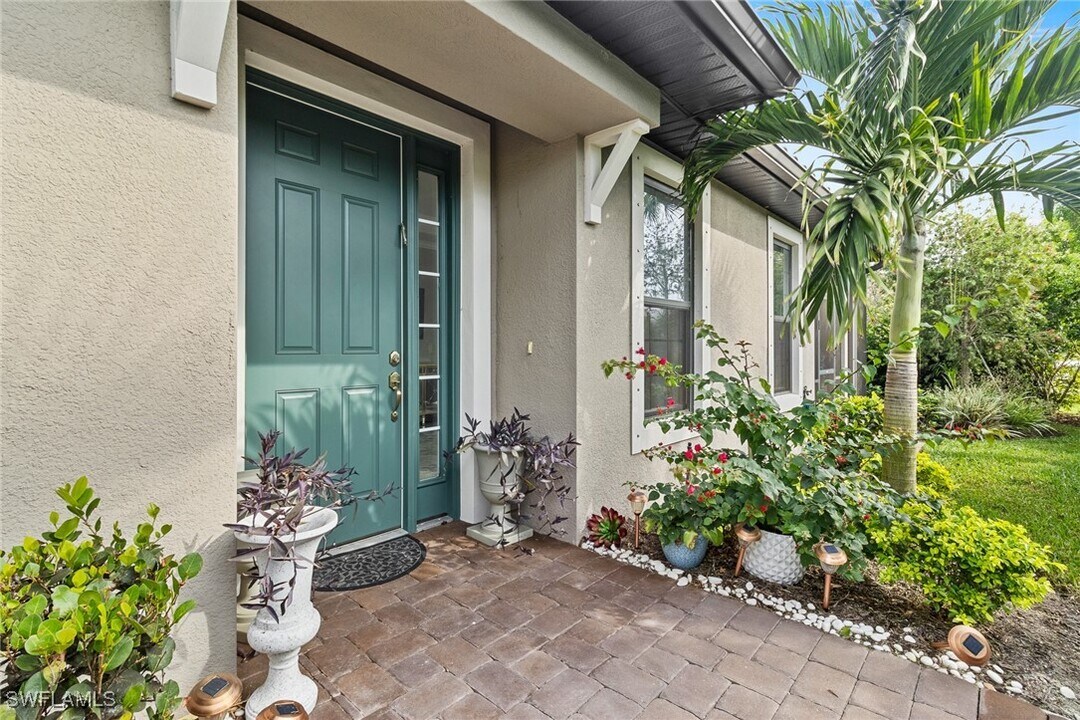 8070 Calle Canovas St in Naples, FL - Foto de edificio