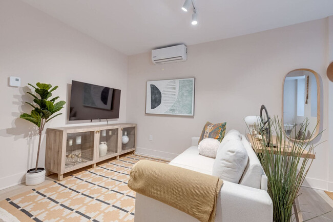 4050 Chem. de Trafalgar, Unit SI ID1385471P in Montréal, QC - Building Photo - Building Photo