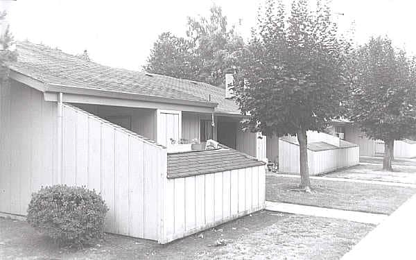 9001 9009 SE Clackamas Rd in Clackamas, OR - Building Photo