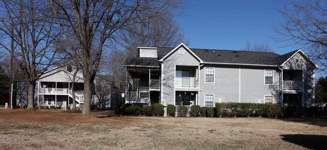 Oakwood Apartments Phase 1 in Yadkinville, NC - Building Photo - Building Photo