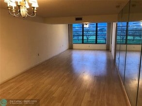 3520 Whitehall Dr in West Palm Beach, FL - Building Photo - Building Photo