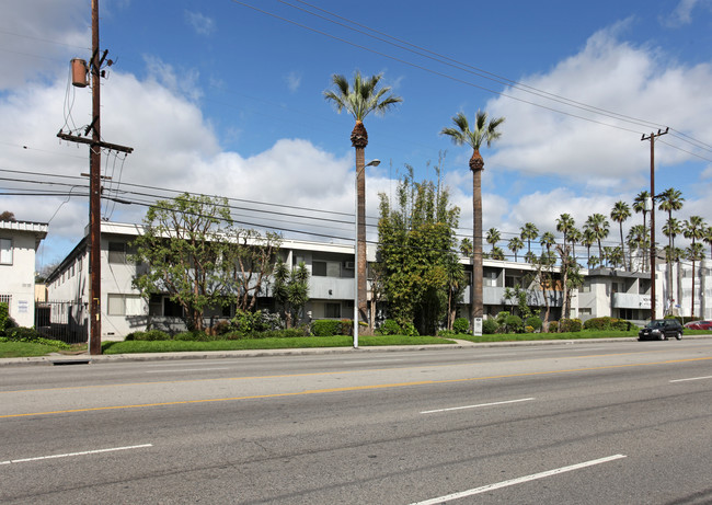 5451 Sepulveda Blvd in Sherman Oaks, CA - Building Photo - Building Photo