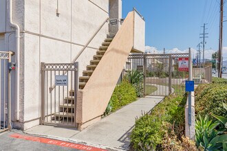 Palm Court in El Cajon, CA - Foto de edificio - Building Photo