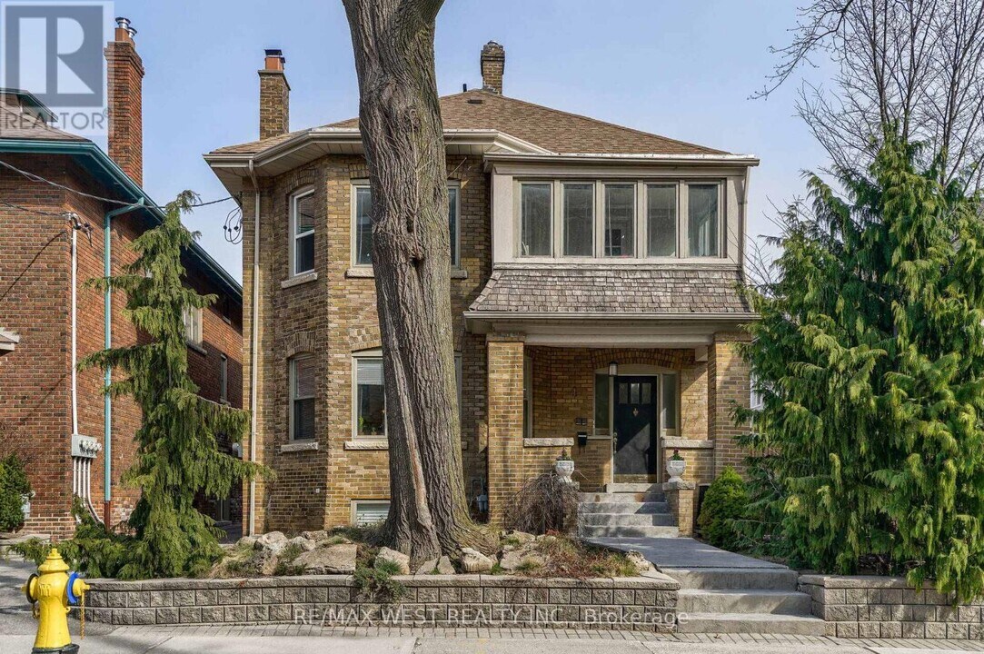 4 Oriole Gardens in Toronto, ON - Building Photo