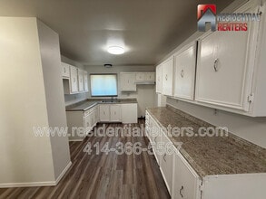 7809 W Mill Rd in Milwaukee, WI - Building Photo - Building Photo