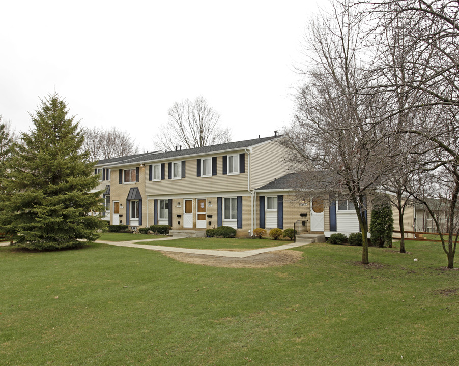 Kensington Heights in Milford, MI - Building Photo