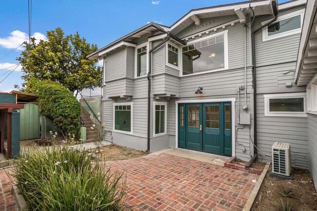 property at 2336 Loma Vista Pl