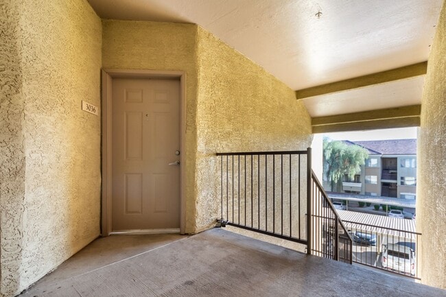18416 N Cave Creek Rd in Phoenix, AZ - Foto de edificio - Building Photo