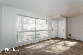 623 Holiday Ave in Hazelwood, MO - Foto de edificio - Building Photo