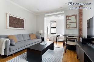 515 W 47th St in New York, NY - Building Photo