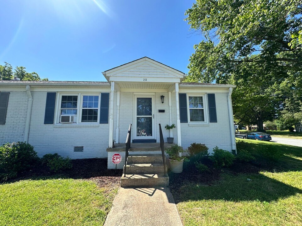 1300 Warwick Dr in Burlington, NC - Building Photo