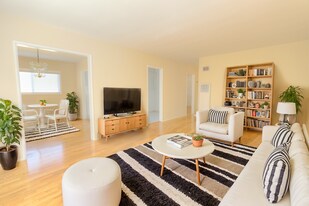 10459 Riverside Dr in Toluca Lake, CA - Building Photo