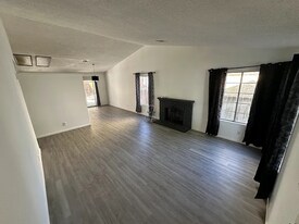 4732 Katrina Pl in Palmdale, CA - Building Photo