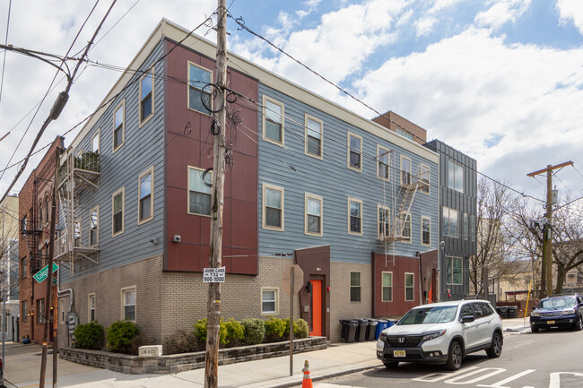 102 Colgate St in Jersey City, NJ - Building Photo - Building Photo