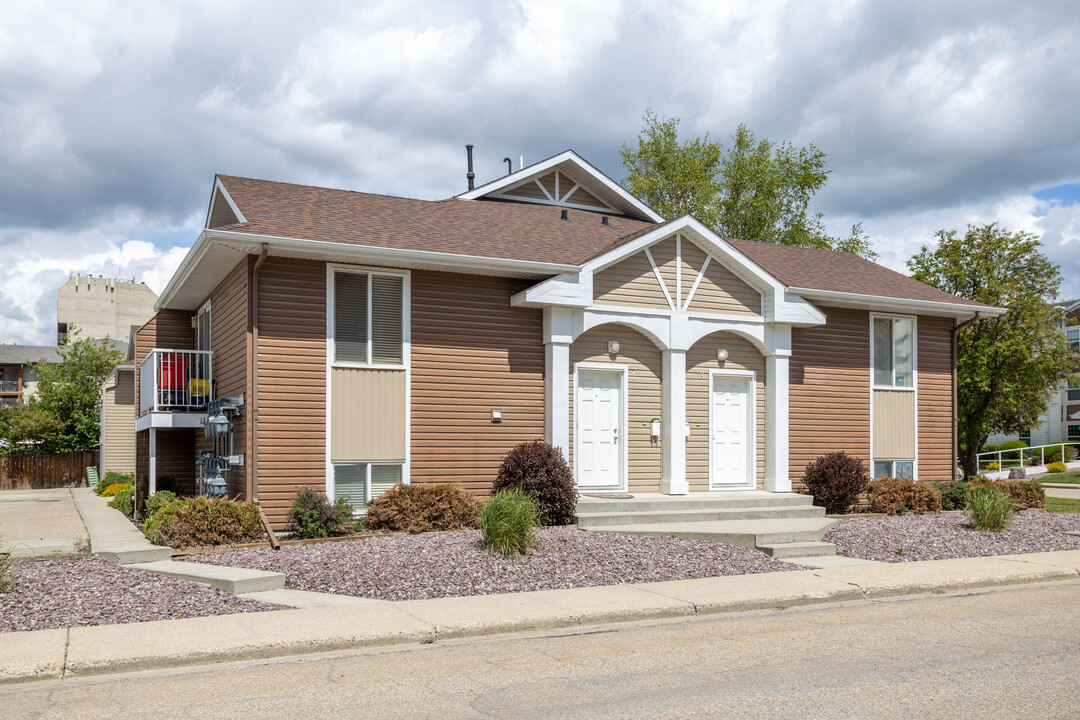 Gardiner Place in Red Deer, AB - Building Photo