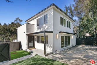 3252 Barham Blvd in Los Angeles, CA - Building Photo - Building Photo