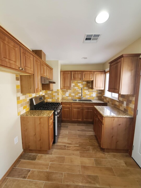 1229 E Lexington Dr, Unit Apt B in Glendale, CA - Building Photo