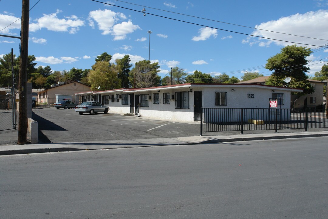 1825 Goldfield St in North Las Vegas, NV - Building Photo