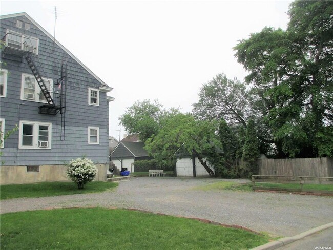 730 Florence St, Unit 1E in Baldwin, NY - Building Photo - Building Photo