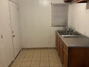 934 1/2 West 71st Street in Los Angeles, CA - Building Photo - Building Photo