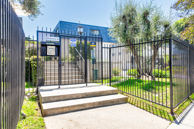 Tarzana Gardens in Tarzana, CA - Foto de edificio - Building Photo