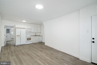 10 N 54th St in Philadelphia, PA - Building Photo - Interior Photo