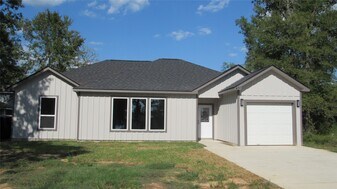 401 Deep Woods Ln in Livingston, TX - Building Photo