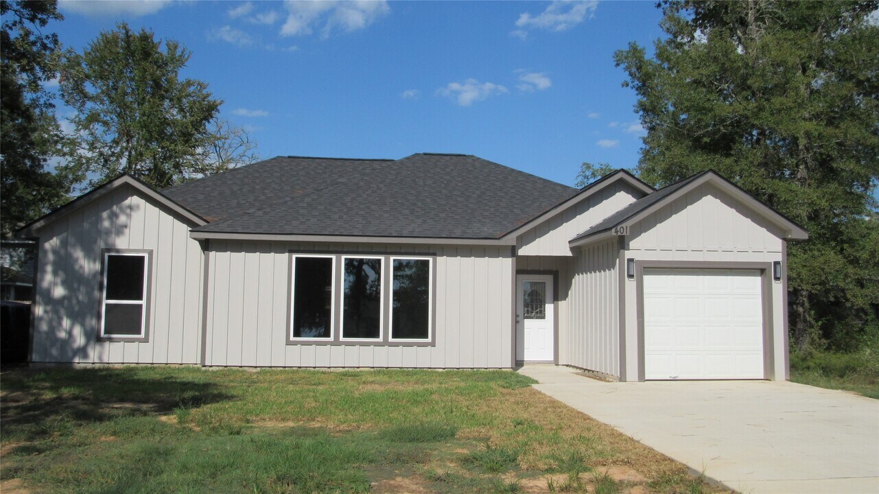 401 Deep Woods Ln in Livingston, TX - Building Photo