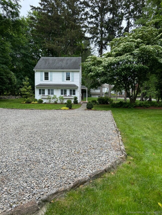 320 Greens Farms Rd in Westport, CT - Foto de edificio - Building Photo