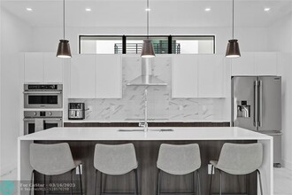 1044 N Victoria Park Rd in Fort Lauderdale, FL - Foto de edificio - Building Photo