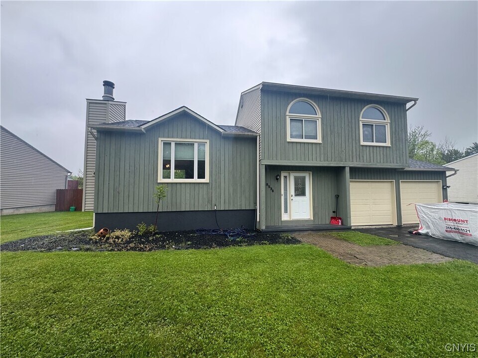 8536 Snowshoe Trail in Cicero, NY - Building Photo