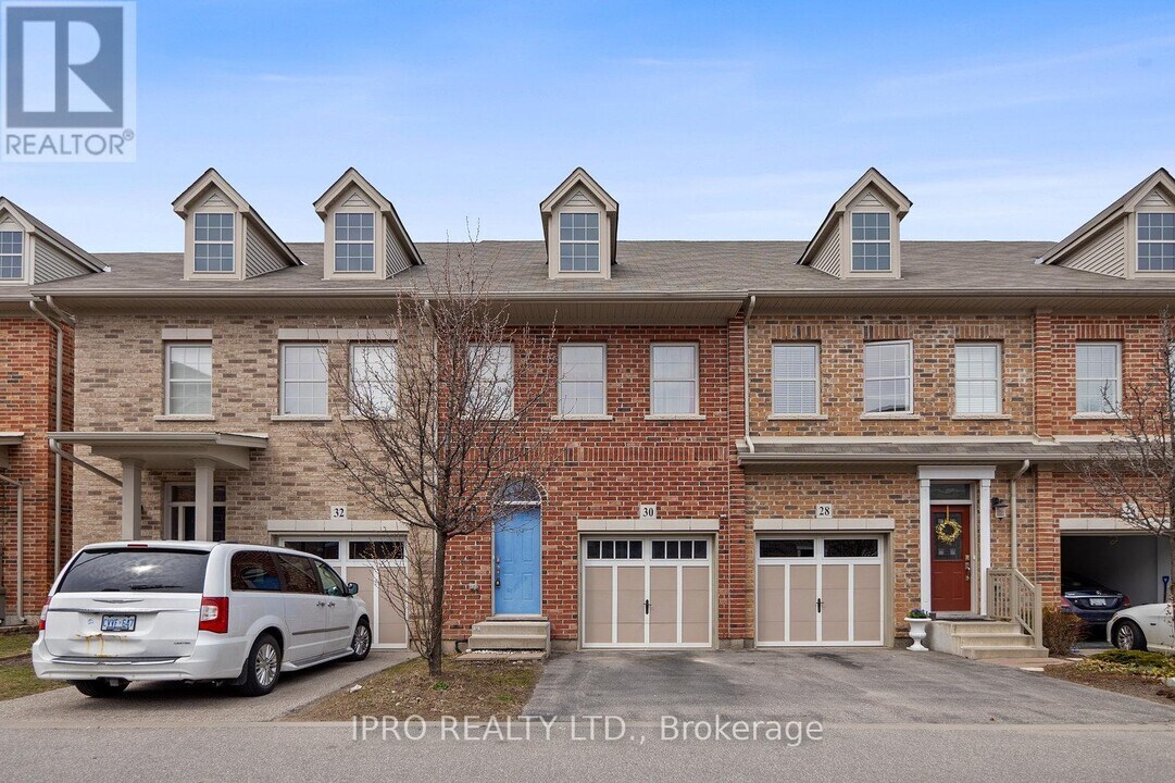 30 Robert Peel Rd in Kitchener, ON - Building Photo