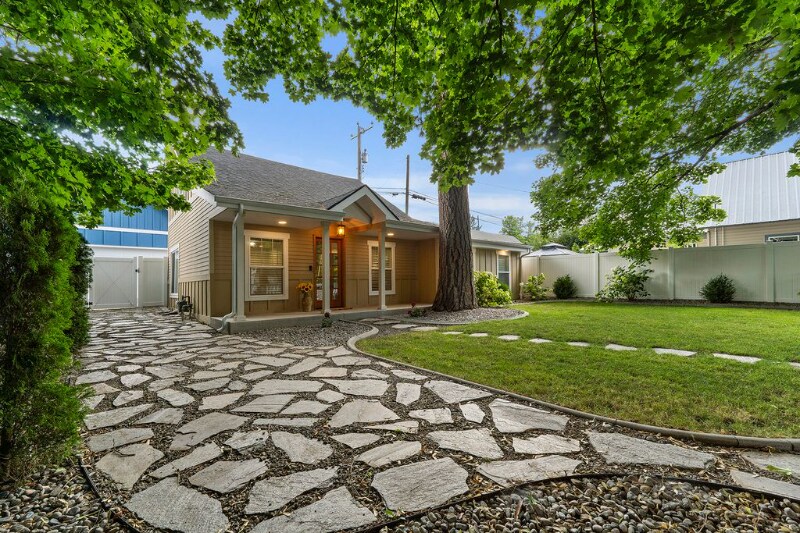 1016 E Lakeside Ave in Coeur d'Alene, ID - Building Photo