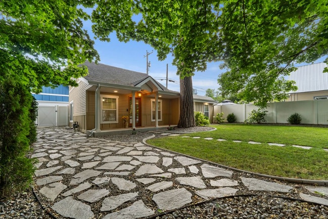 property at 1016 E Lakeside Ave